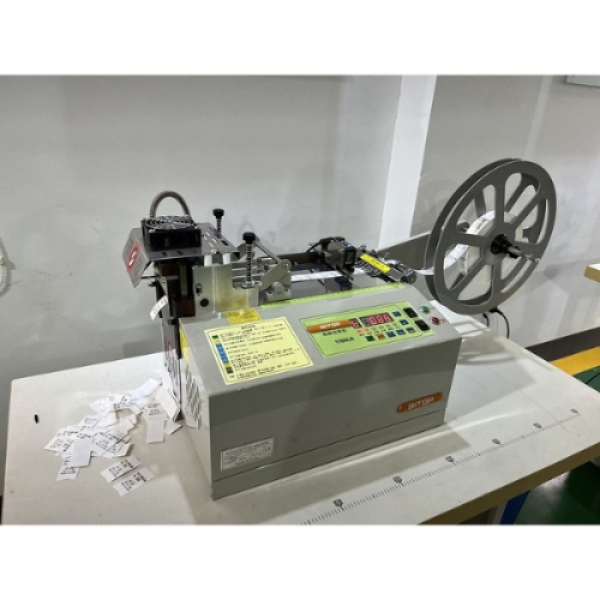 Máy cắt tem nhãn dệt dây đai tự động Yamafuji BT-110HLR