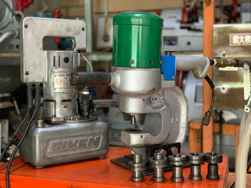 máy đột lỗ thủy lực hàng nhật bãi