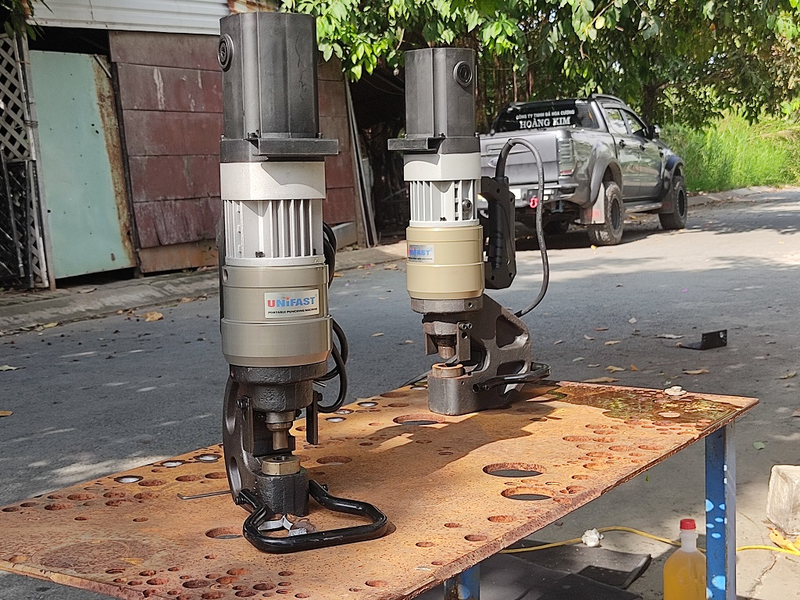 máy đột lỗ thủy lực hàng nhật bãi