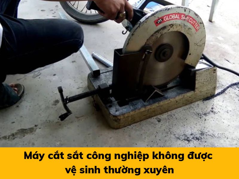 Máy cắt sắt công nghiệp không được vệ sinh thường xuyên