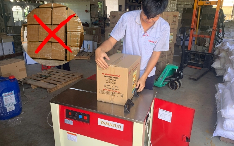 Máy đai kiện hàng bấn tự động hạn chế về kích thước hàng hóa