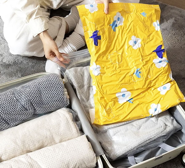 Tiết kiệm không gian hành lý với máy hút chân không 