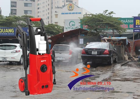 rửa xe ô tô với máy phun áp lực gia đình