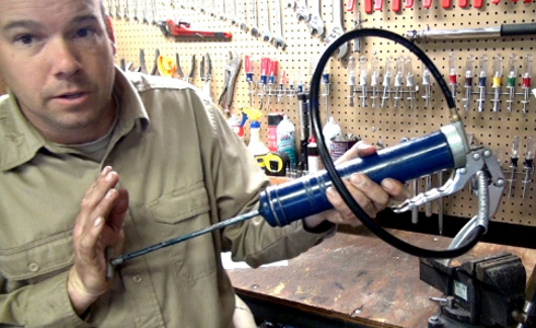 Cần định hình được dòng khí nén vào máy bơm mỡ đảm bảo sạch.jpg