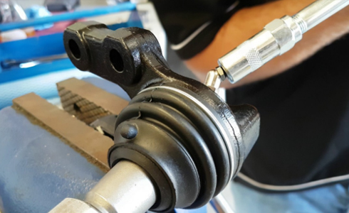 Máy bơm mỡ cho độ chính xác cao, bơm đúng bị trí cần bôi trơn