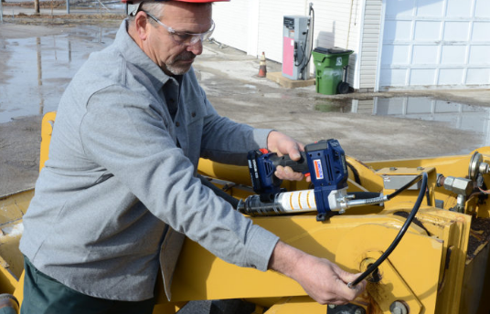 Sử dụng máy bơm mỡ tiết kiệm thời gian, công sức lao động