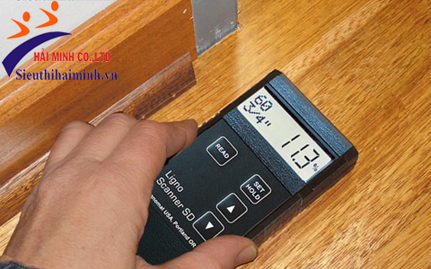 Sử dụng máy đo độ ẩm gỗ để kiểm tra thiết bị gỗ