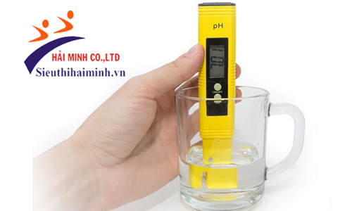 Cầm bút đo pH cần phải cẩn thận, chính xác
