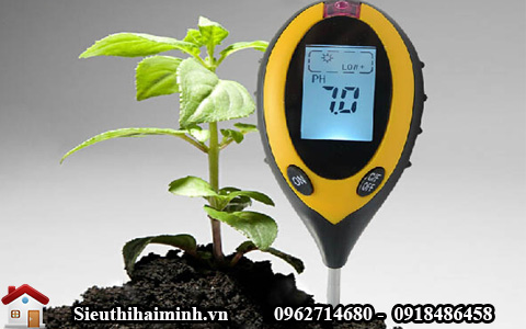 Kiểm tra độ pH của đất bằng máy đo pH