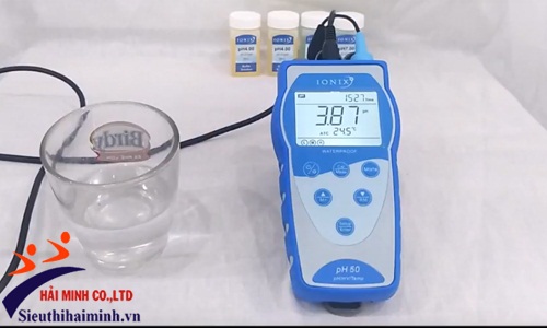 Tiến hành thực hiện đo dung dịch bằng máy đo pH