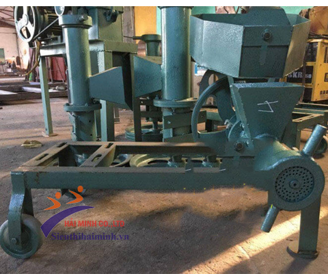 Máy Ép Cám Viên HMV-100 thiết kế nhỏ gọn, chắc chắn