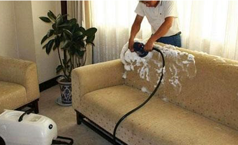 Vệ sinh thảm bằng máy giặt thảm phun hút