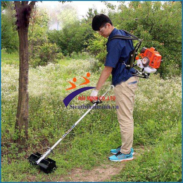 Sử dụng máy xạc cỏ đơn giản, tiện lợi, nhanh chóng