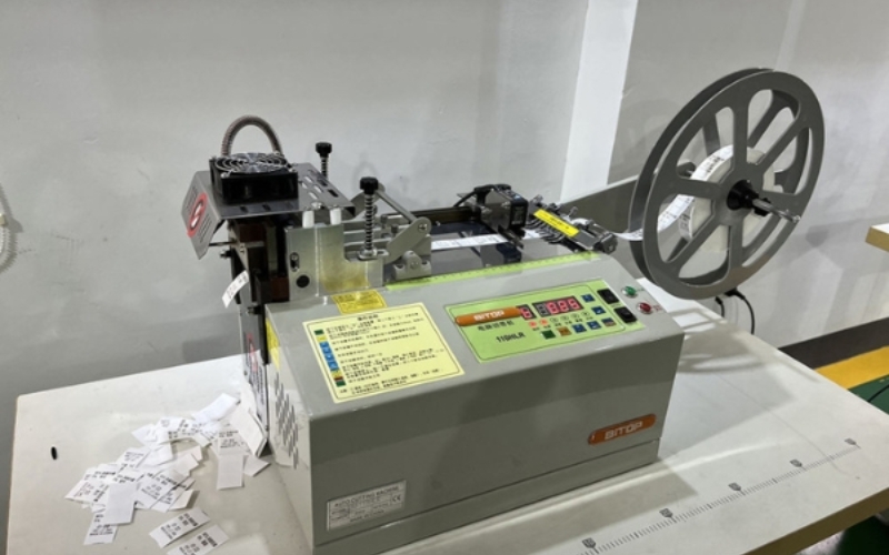 Máy cắt tem nhãn dệt dây đai tự động Yamafuji BT-110HLR