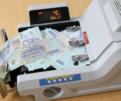Đặt tiền vào khay máy đếm tiền không đúng cách