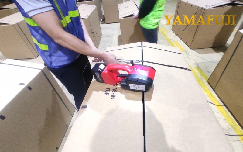 Giải pháp đai hàng cồng kềnh với máy siết dây đai cầm tay