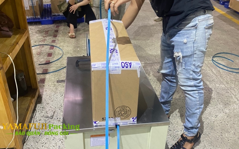 Máy đóng đai thùng bán tự động