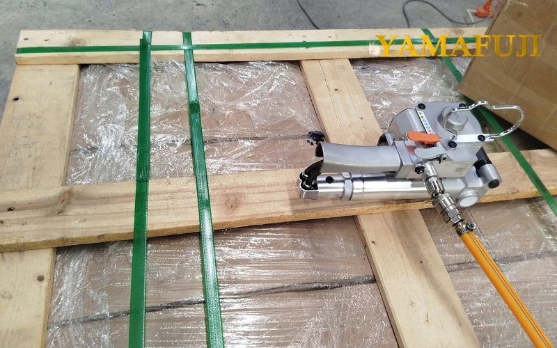 Vì sao hàng hóa cồng kềnh cần đến máy siết đai cầm tay?