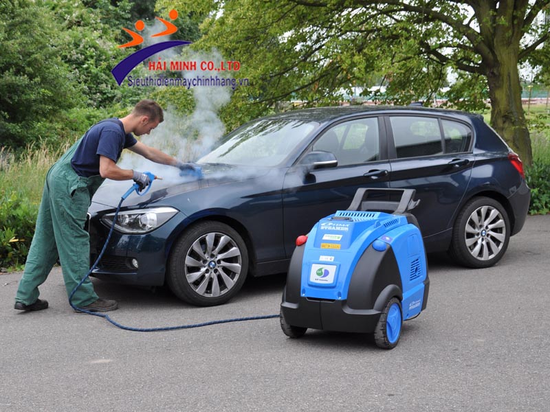 sử dụng máy phun áp lực rửa xe