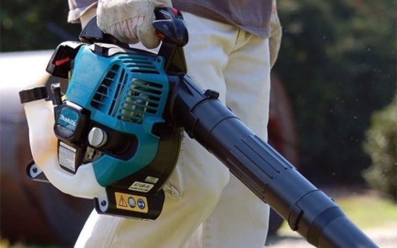 Máy thổi bụi lá Makita chạy pin