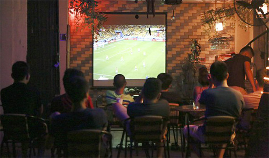 máy chiếu sony xem bóng đá