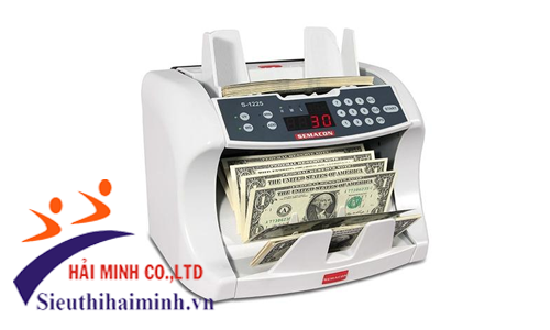 Tiền được duỗi thẳng đưa vào máy đếm tiền