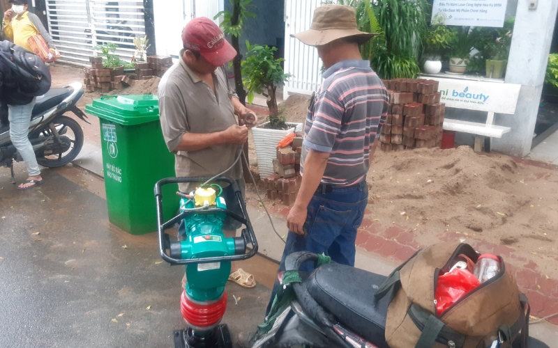 So sánh chi tiết đầm cóc chạy điện và chạy xăng