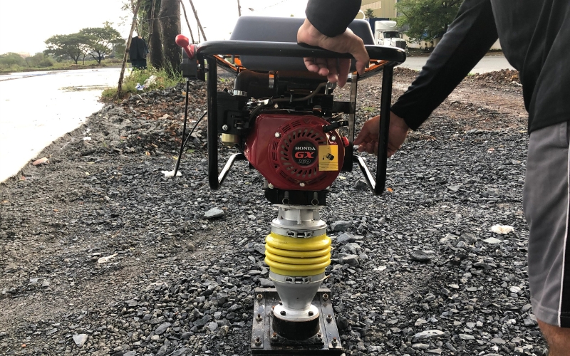 So sánh chi tiết đầm cóc xăng và điện