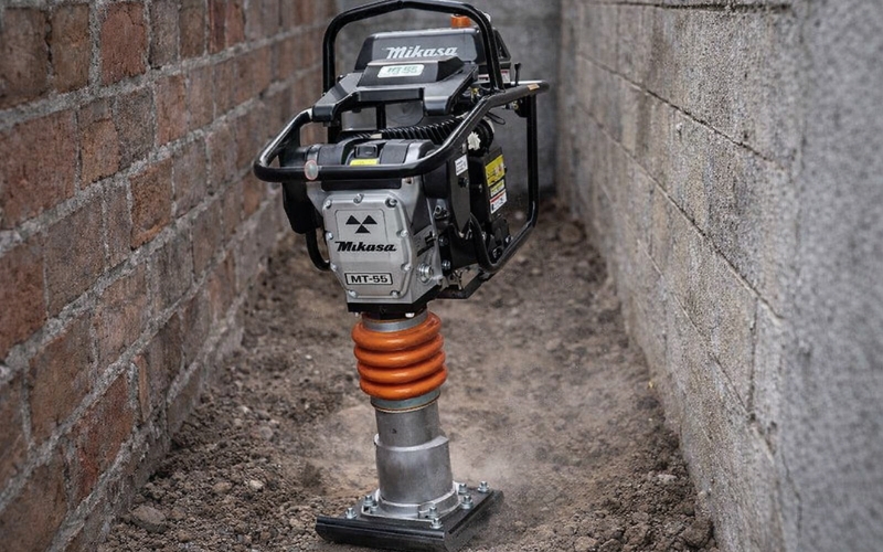 Máy đầm cóc giúp đầm nền trong khu vực diện tích hẹp