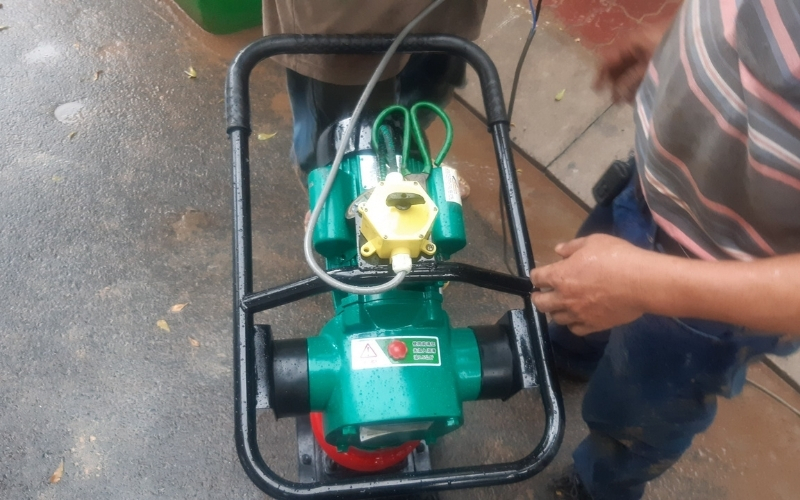 Máy đầm cóc điện là gì?