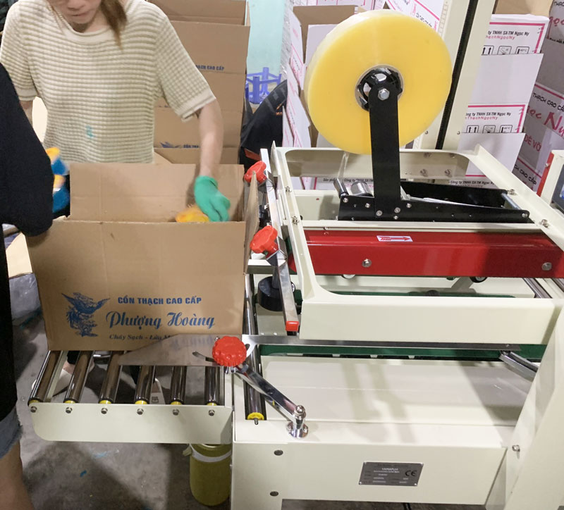 Nên chọn loại keo nào cho máy dán thùng carton? băng keo hay keo nóng?