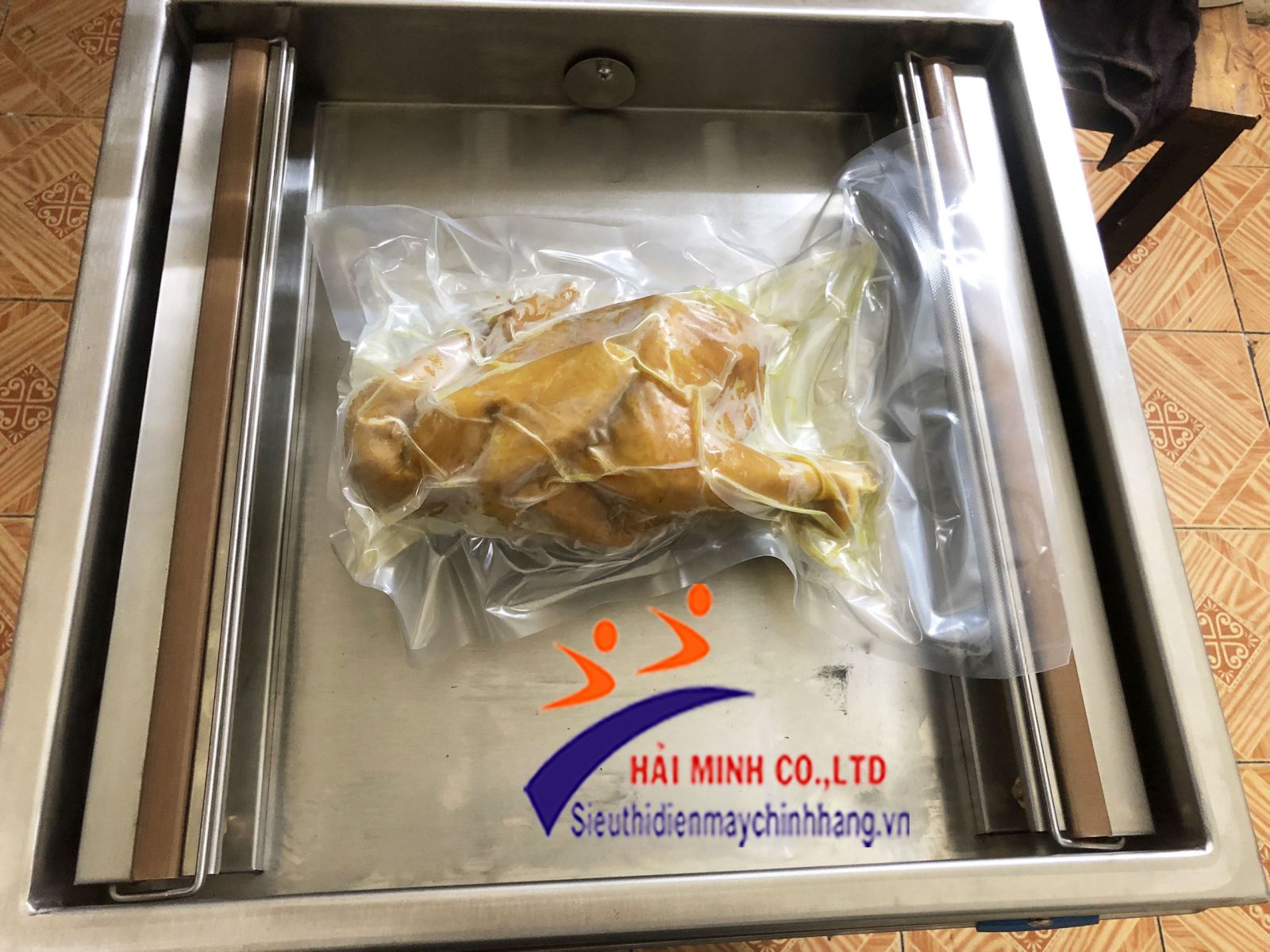 Hút chân không bằng máy hút bụi được không?