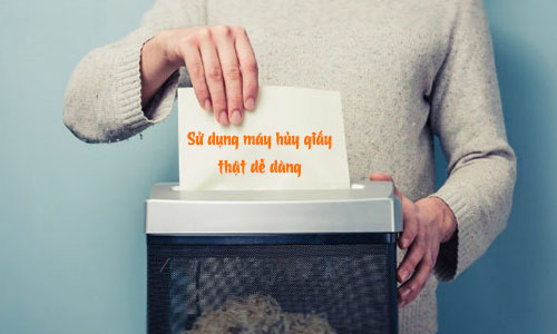 thả giấy từ từ vào khe của máy hủy tài liệu