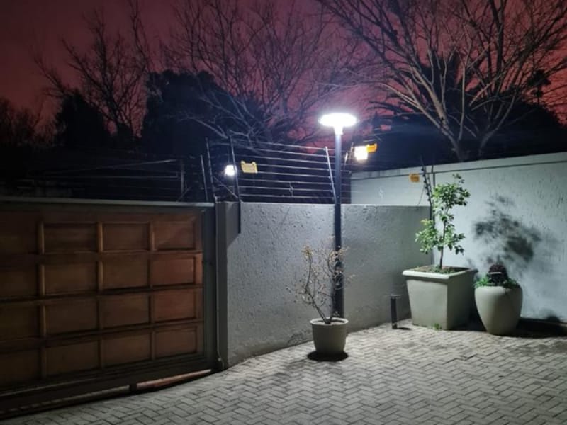 Review đèn năng lượng mặt trời 50W