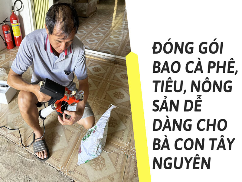 Đóng gói bao cà phê, tiêu, nông sản dễ dàng cho bà con Tây Nguyên